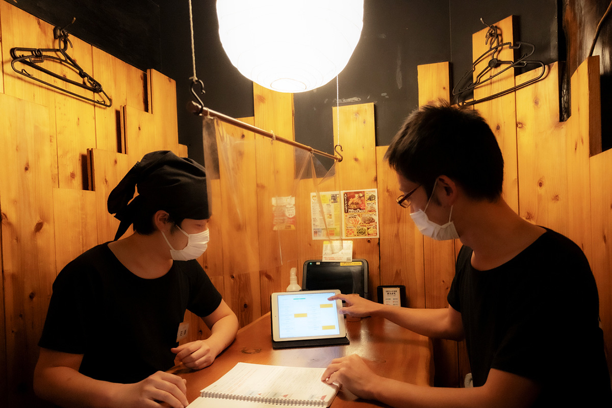 店舗スタッフが絆TIMEを使ってミーティングしている様子